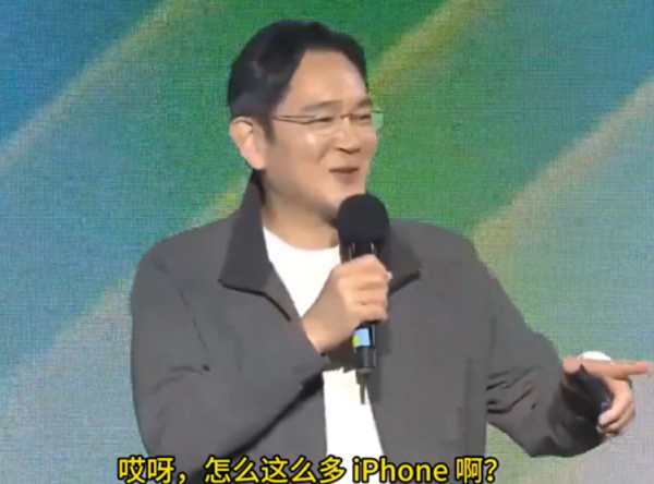 顺应网 三星李在镕与黄仁勋同台亮相！幽默调侃：iPhone手机太多了